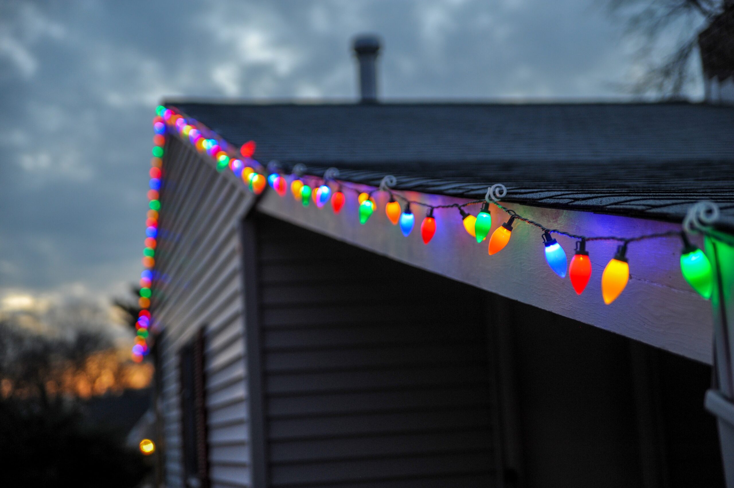 How to Properly Hang Holiday Lights on Your Home