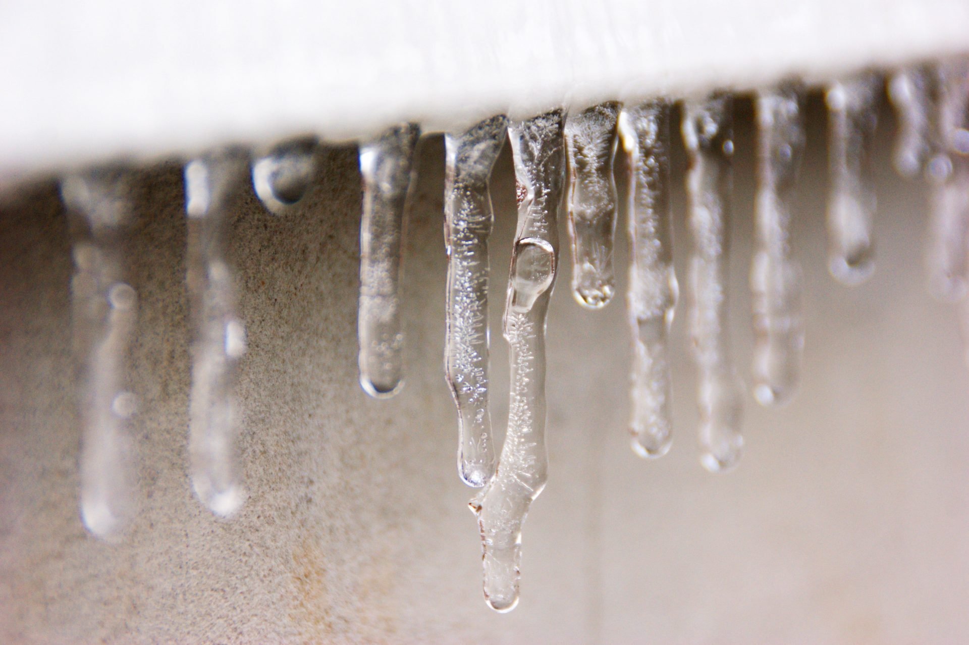 What’s the Difference Between Ice Dams and Icicles?