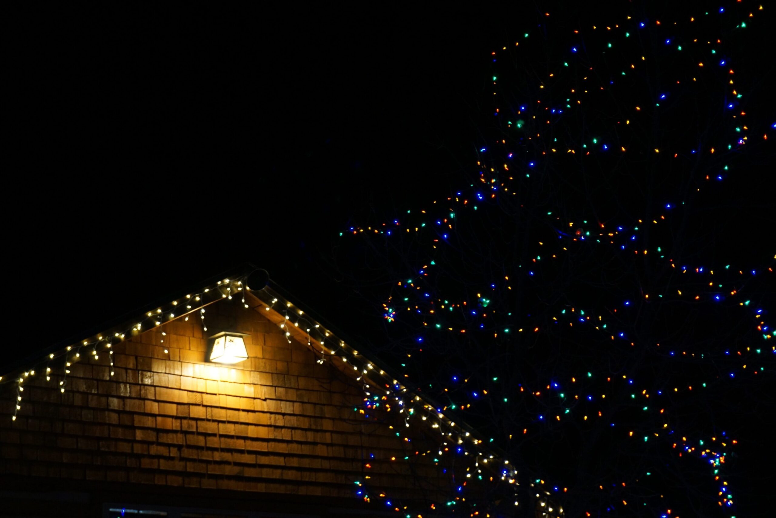 How to Hang Up My Outdoor Holiday Lights?